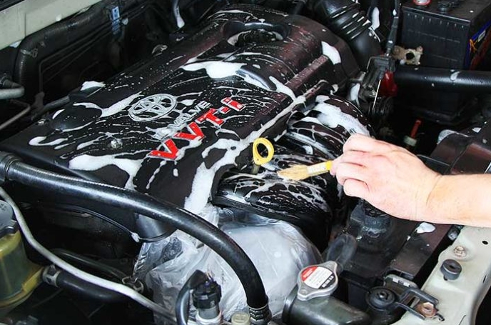 How to clean the engine of your car?